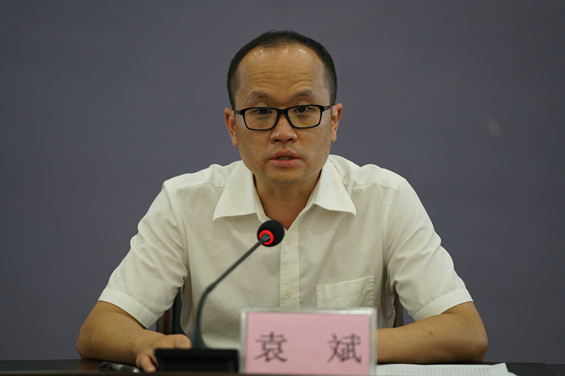 下面,有请团市委书记袁斌同志向大家介绍"党旗领航青春助农"——北海