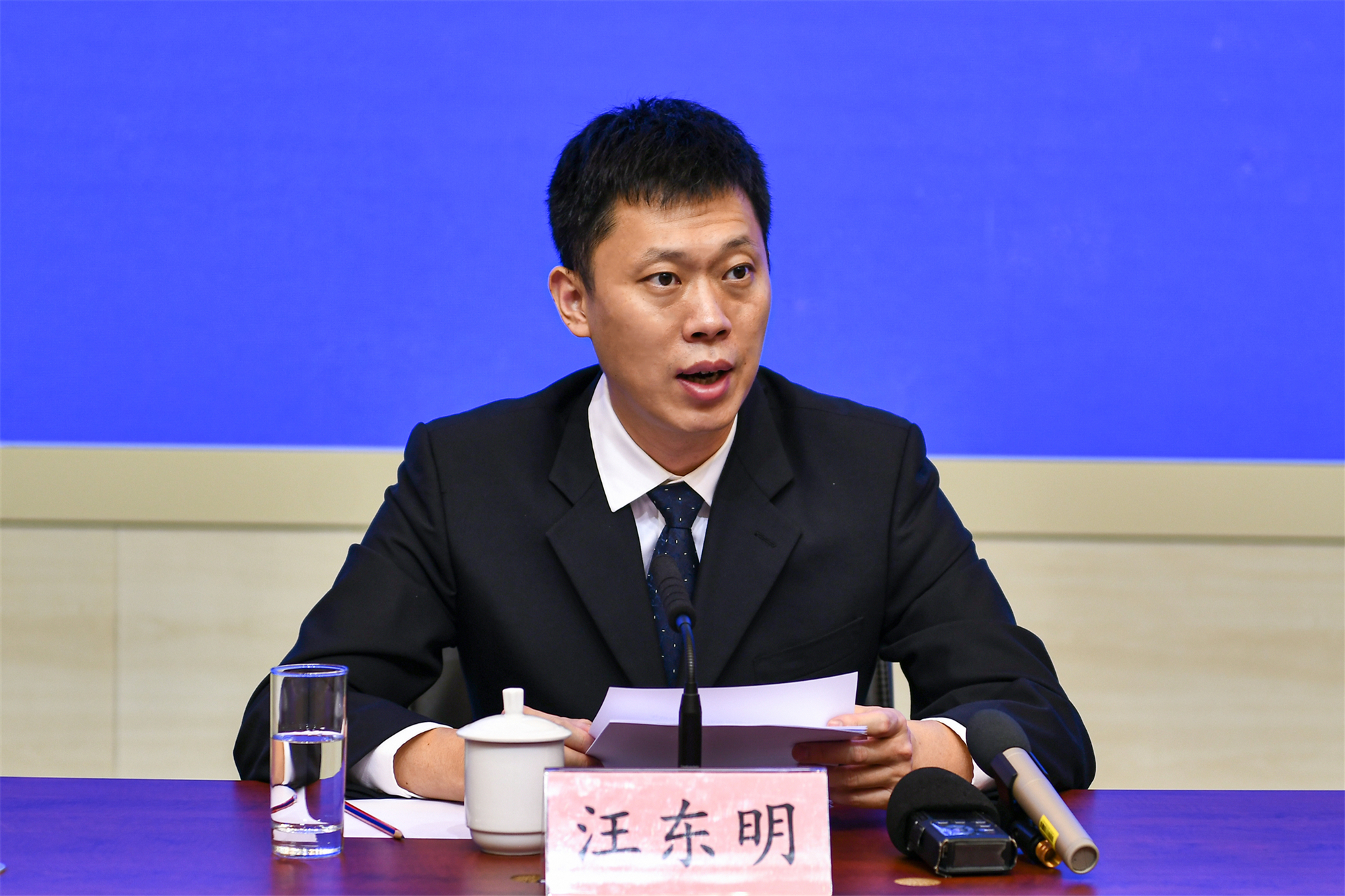 局副局长卢晴女士,市工信局副局长王常青先生,市投促局副局长黄辉先生