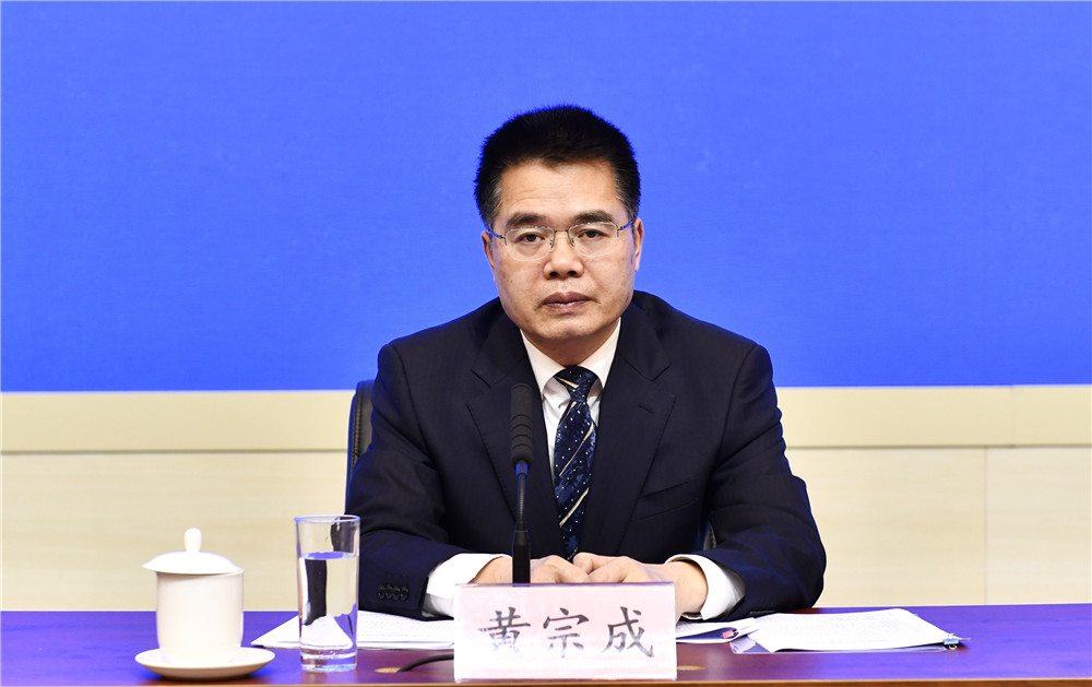 首先有请黄宗成先生通报南宁市生活垃圾分类工作推进情况.下午好!