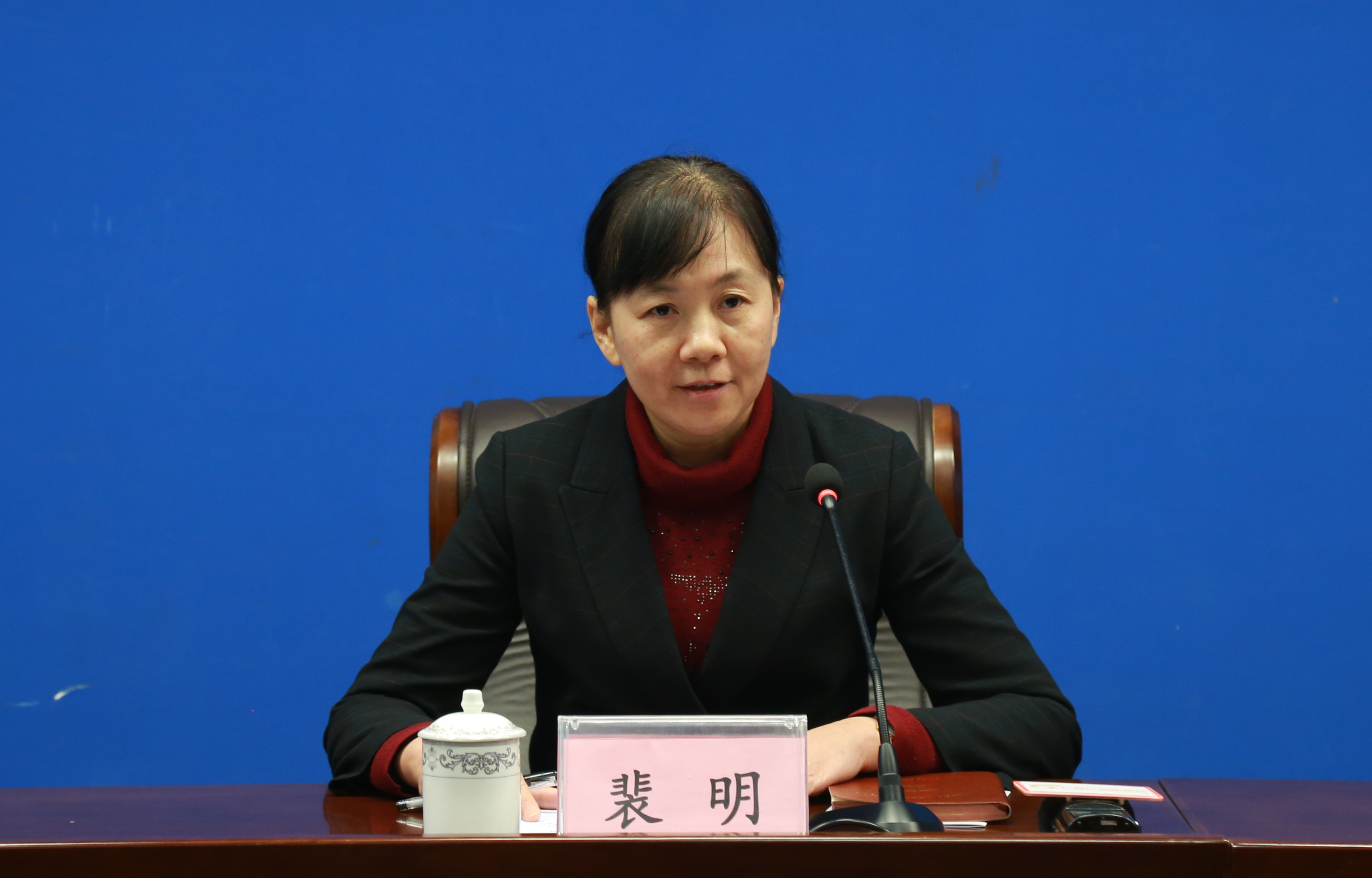 裴明:各位记者朋友,大家上午好,欢迎参加《钦州市青年水闸东西干渠