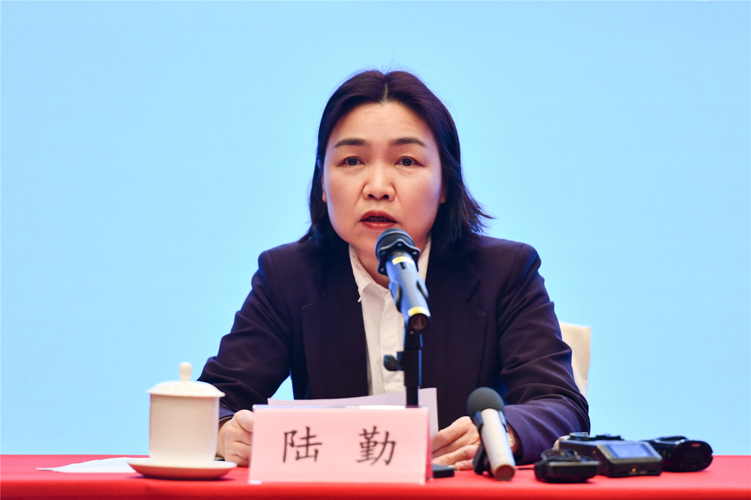 首先请南宁市医疗保障局党组书记,局长陆勤同志作介绍.