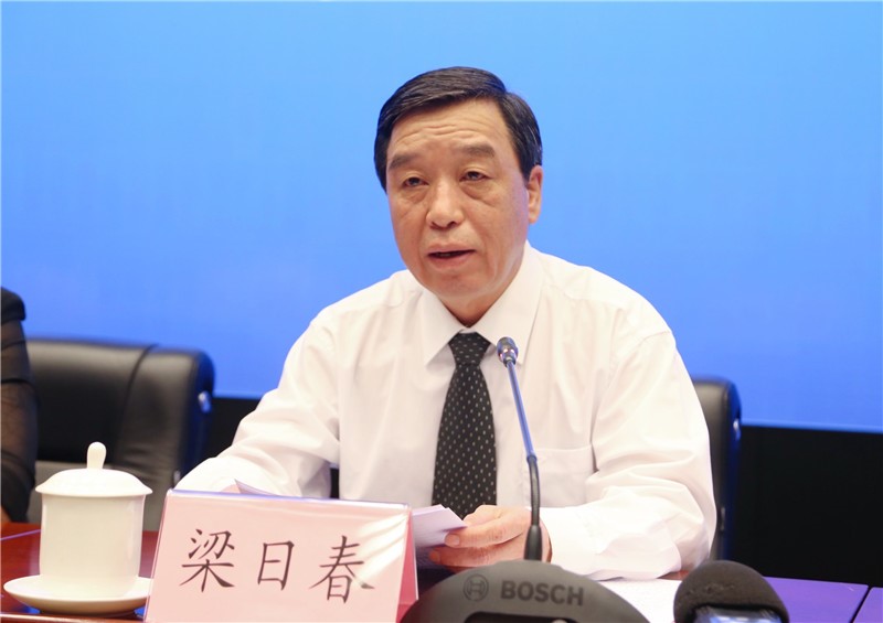 下面,先请市人大常委会副主任梁日春介绍历史文化名城保护立法背景和