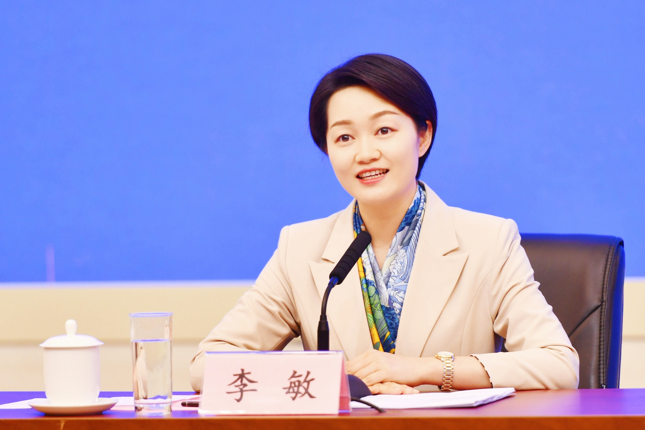 李敏:女士们,先生们,新闻界的朋友们:上午好!