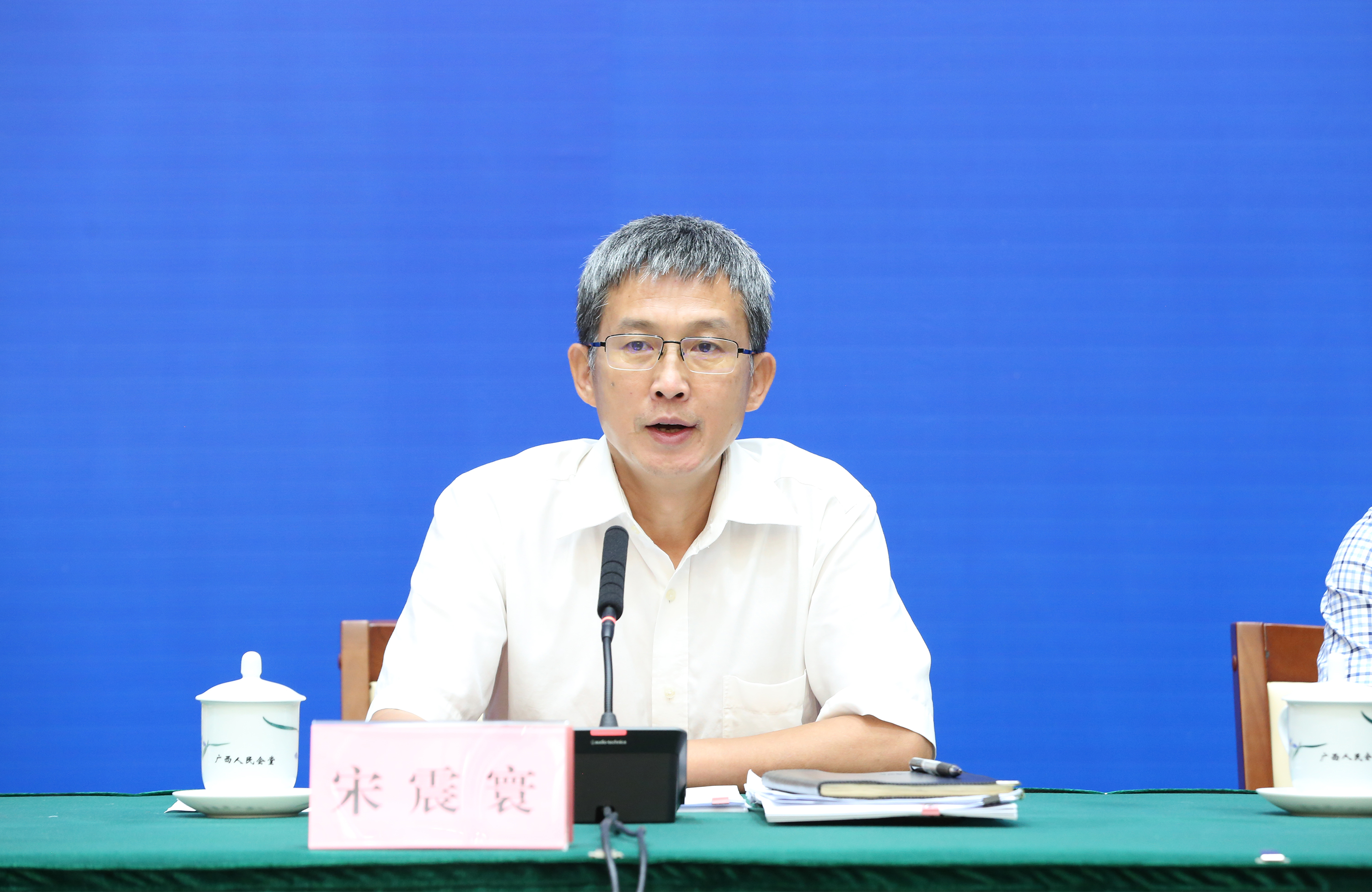 7月28日自治区人大常委会召开新闻发布会介绍《广西壮