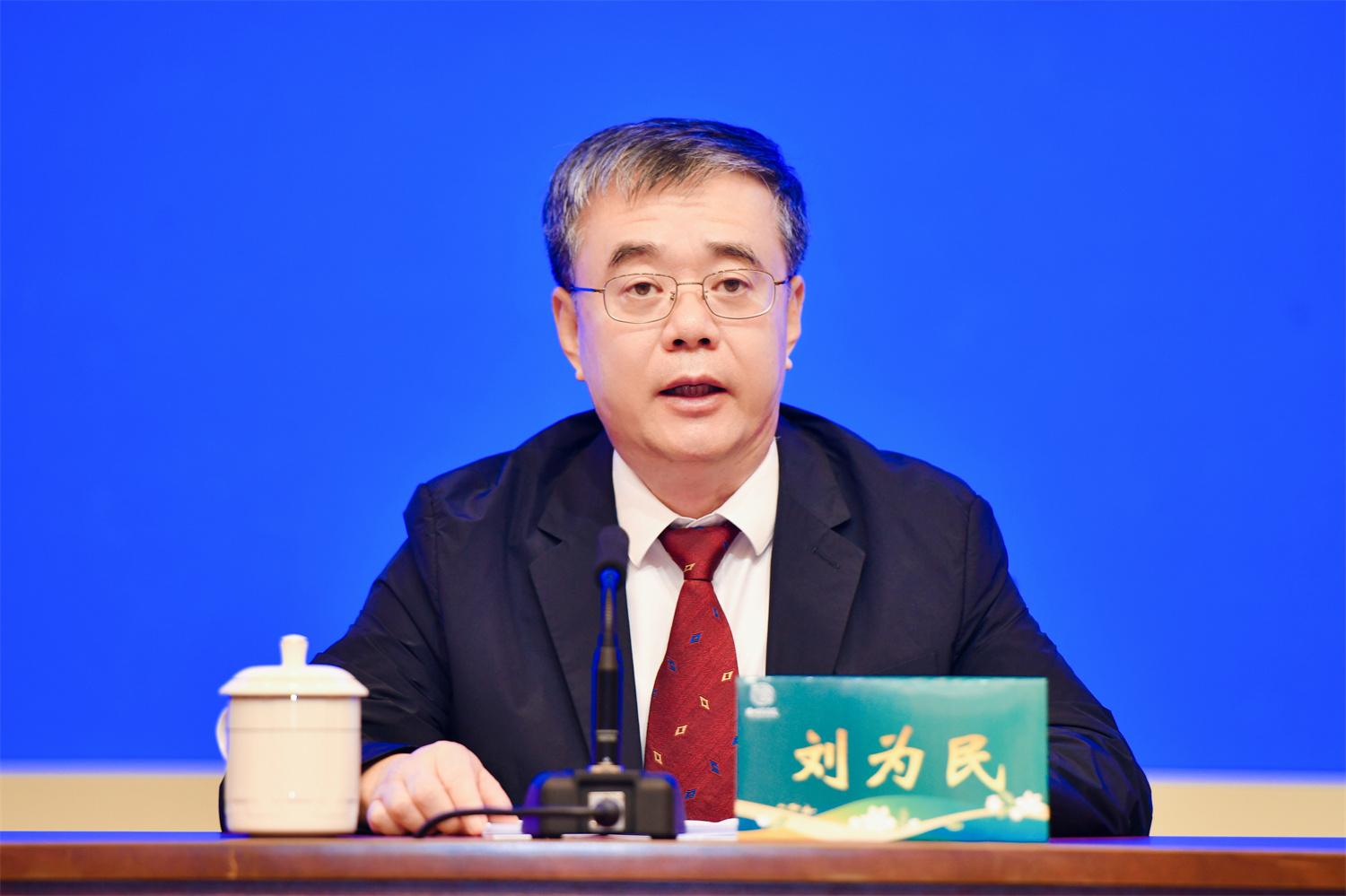 首先请南宁市人民政府副市长刘为民先生作第三届世界茉莉花大会暨第