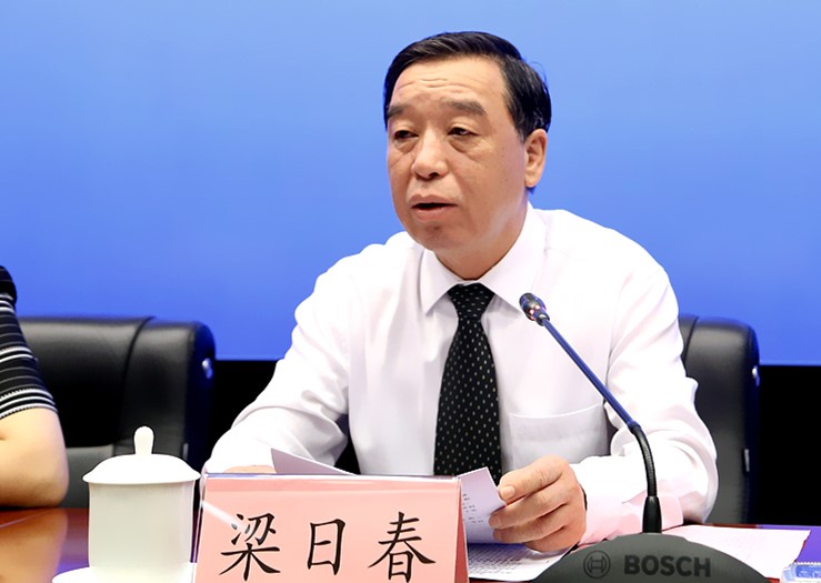 下面,先请市人大常委会副主任梁日春介绍柳江流域生态环境保护立法