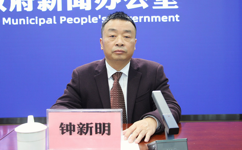 钟新明:感谢这位记者朋友的提问.首先回答第一个问题.