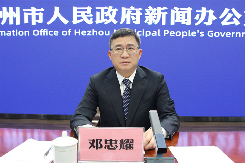 有两项议程,一是昭平县委副书记,县人民政府县长邓忠耀先生发布新闻