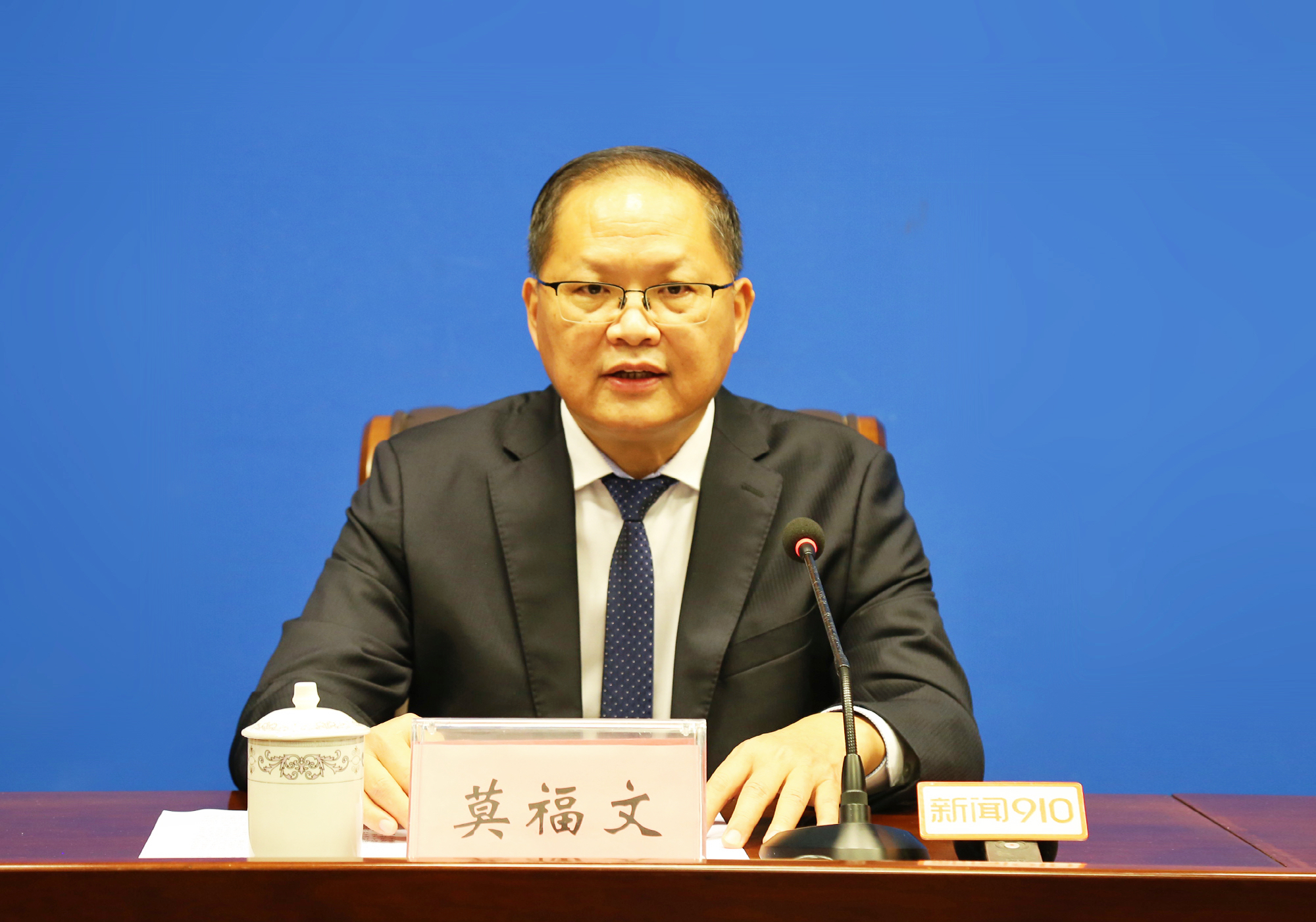 首先,请莫福文先生通报钦州港建港30年来的沧桑巨变和建设成就.