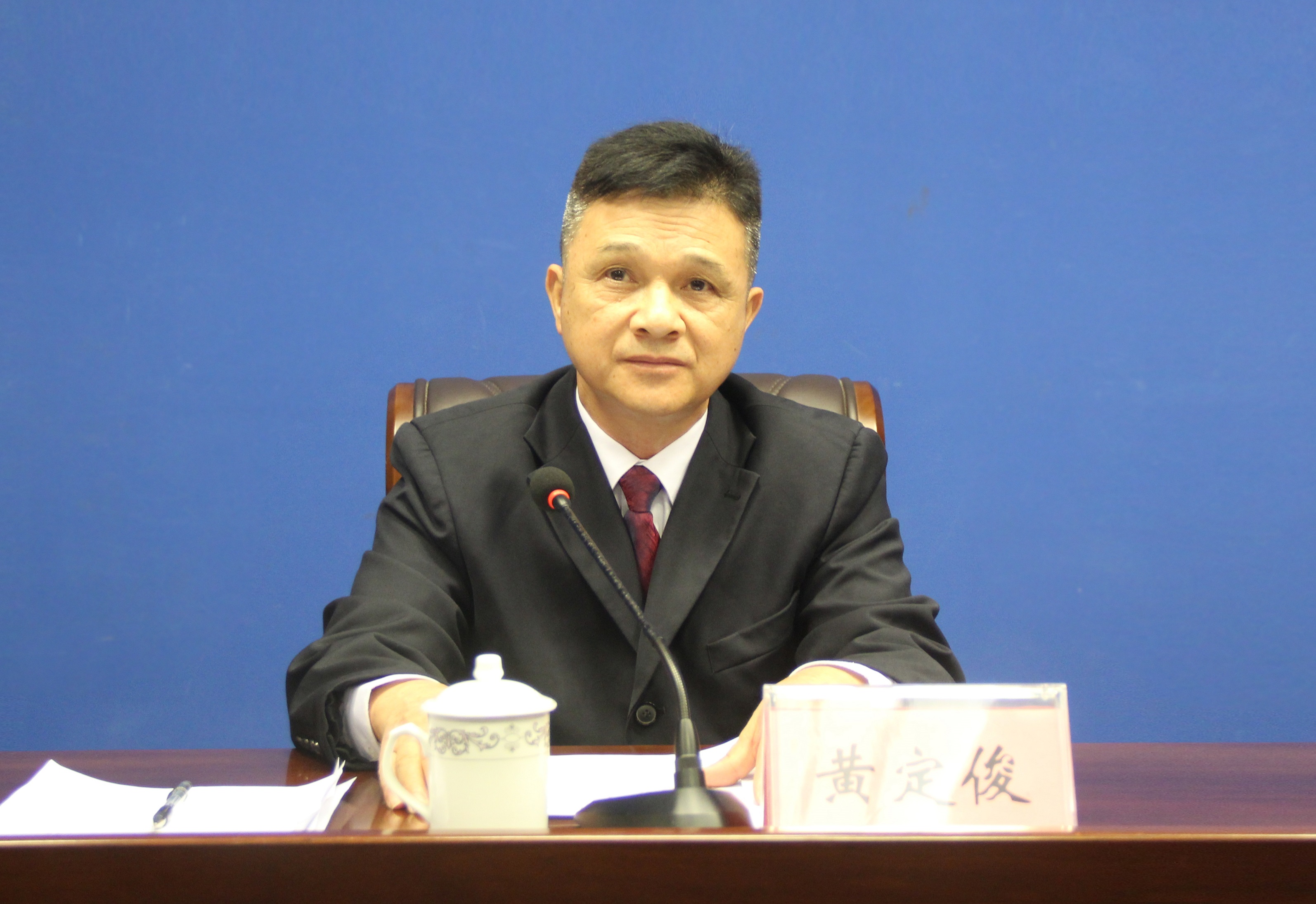 首先,有请黄定俊先生通报2022年钦州市打击整治养老诈骗专项行动有关