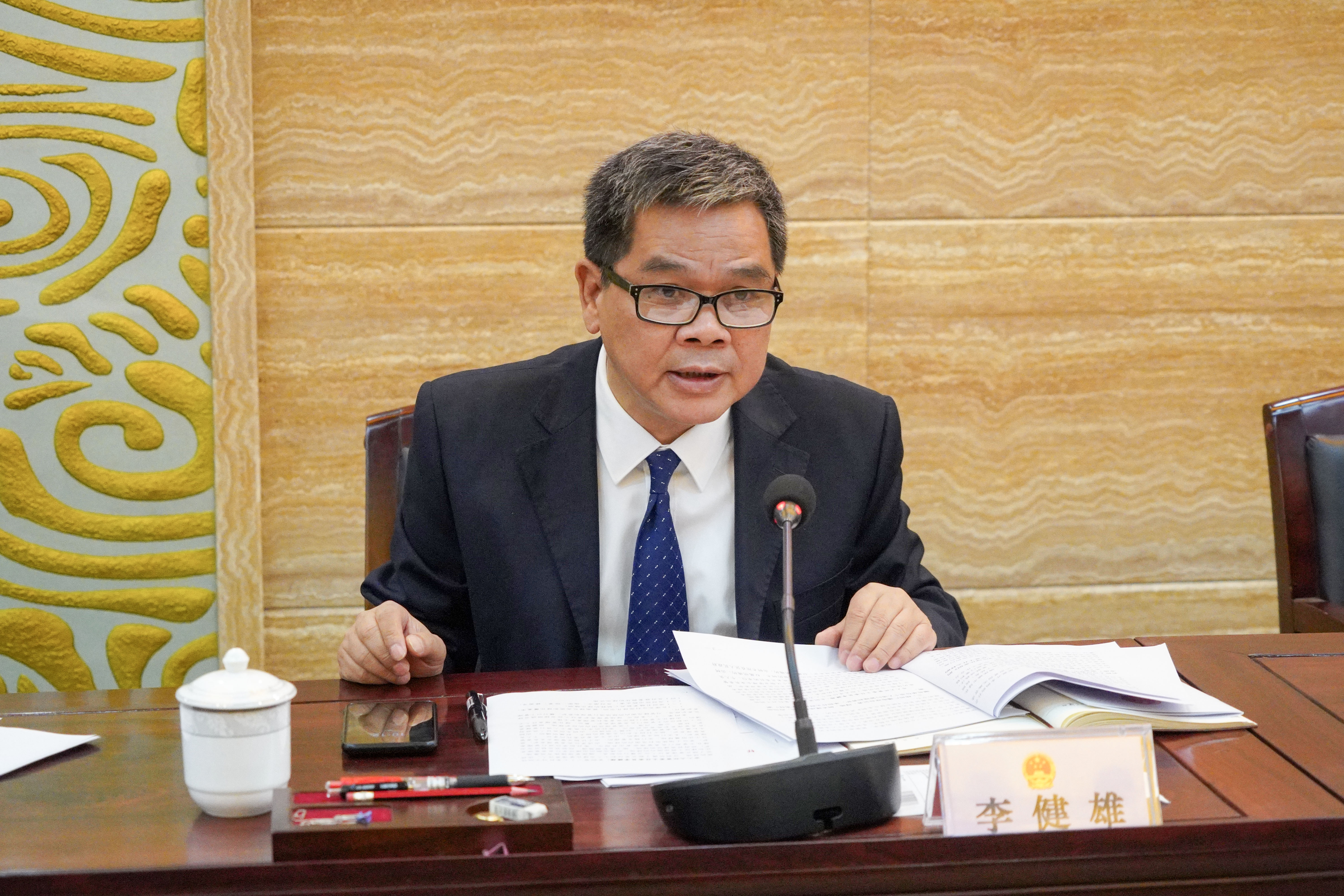 李健雄:条例第二十七条针对不同性质的绿地,分别明确了相关单位和个人